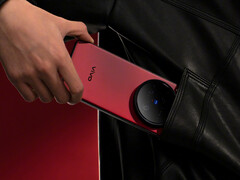 Tylny panel Vivo X200 Ultra jest zdominowany przez obudowę z potrójnym aparatem. (Źródło zdjęcia: Vivo)