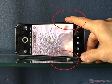 Zwłaszcza bez etui są one często uruchamiane nieumyślnie przez umieszczenie ich na półce.