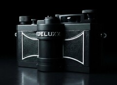 WideluxX F10 ma nietypową konstrukcję z ruchomym obiektywem.