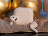 Słuchawki AirPods 4 są wyposażone w ten sam chipset Apple H2, co AirPods Pro 3, poprzednie na zdjęciu. (Źródło zdjęcia: Notebookcheck)