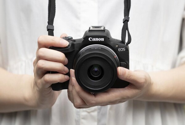 Canon EOS R50 to kompaktowy, wszechstronny korpus o nowoczesnej stylistyce DSLR. (Źródło obrazu: Canon)