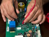 Technik testujący sprzęt elektroniczny, podobny do procesu stosowanego w układzie kryptograficznym post-kwantowym PQShield (źródło obrazu: Pexels)