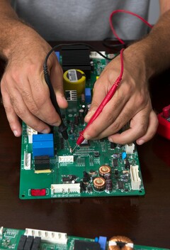 Technik testujący sprzęt elektroniczny, podobny do procesu stosowanego w układzie kryptograficznym post-kwantowym PQShield (źródło obrazu: Pexels)