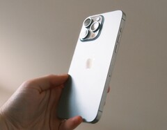IPhone Apple ma otrzymać zupełnie nowy wygląd w 2027 roku. (Źródło zdjęcia: Cătălin Dumitrașcu)