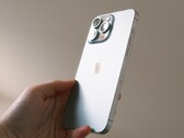 IPhone Apple ma otrzymać zupełnie nowy wygląd w 2027 roku. (Źródło zdjęcia: Cătălin Dumitrașcu)