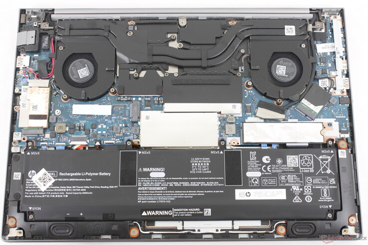 Model ten oferuje dwa gniazda DDR5 SODIMM i dwa gniazda M.2 PCIe4 x4 2280 SSD