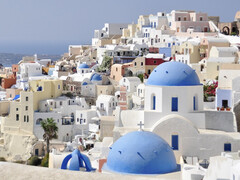 Na przykład Santorini jest całkowicie pokryte jasnymi kolorami, aby bezpośrednio odbijać ciepło słońca. (Źródło zdjęcia: pixabay/Yolanda)