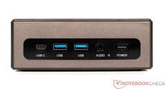 Przód: USB Type-C (dane), 2x USB 3.0, jack 3,5 mm, Power on