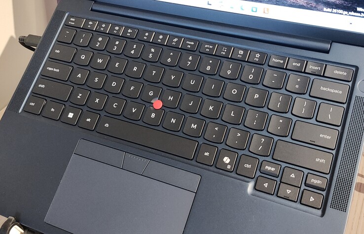 Nowa konstrukcja klawiatury Lenovo ThinkPad (zaprezentowana na T14s Gen 7).