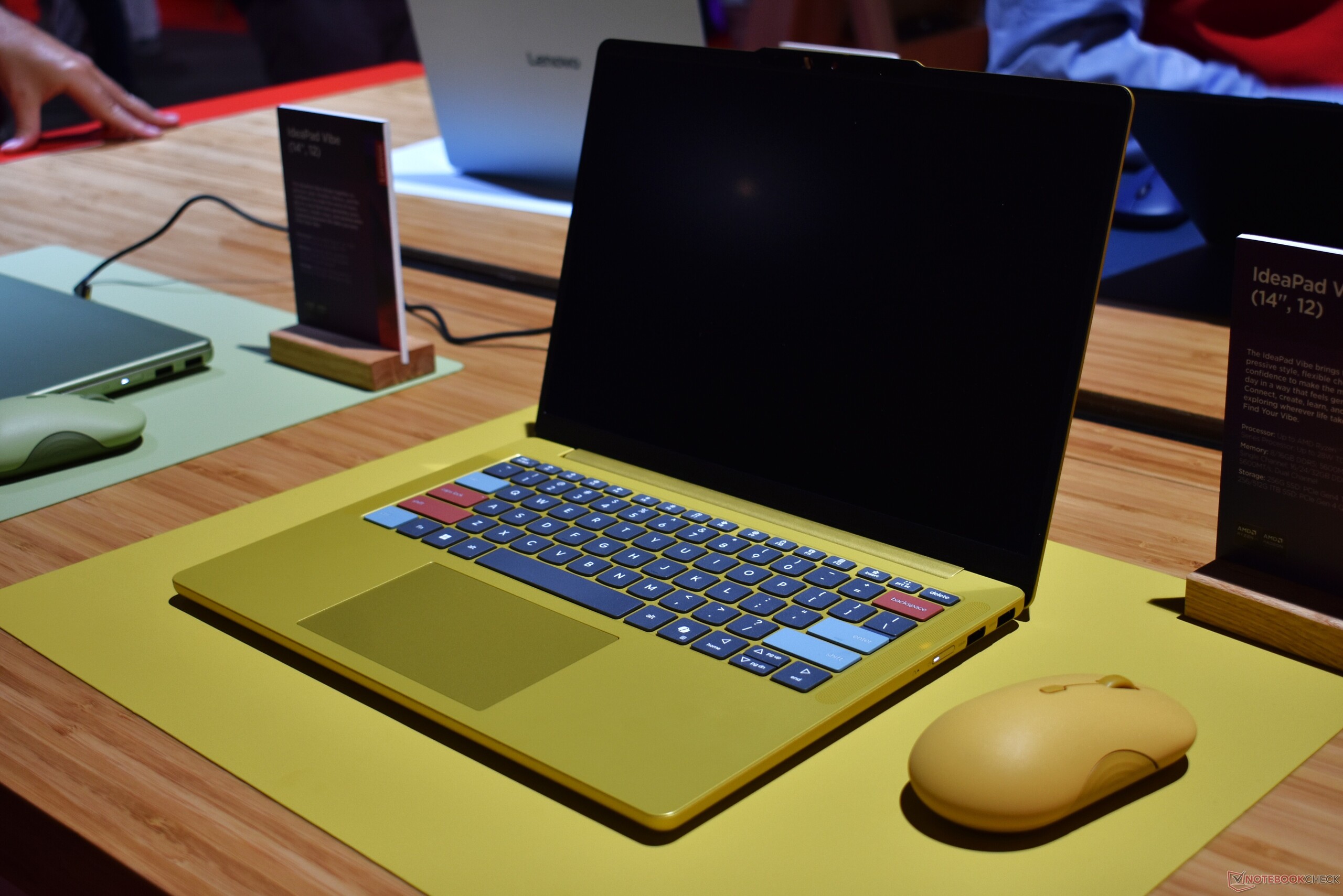 Lenovo IdeaPad Vibe 14 w kolorze „Spicy Gold” z niestandardowymi klawiszami.