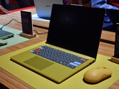 Lenovo IdeaPad Vibe 14 w kolorze „Spicy Gold” z niestandardowymi klawiszami.
