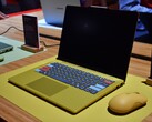 Lenovo IdeaPad Vibe 14 w kolorze „Spicy Gold” z niestandardowymi klawiszami.