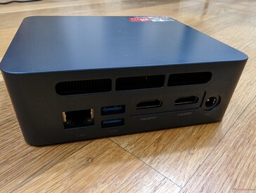 Tył: Gigabit RJ-45, 2x USB-A, 2x HDMI (4k60), zasilacz AC