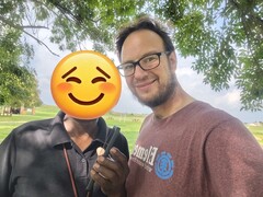 Thomas M. i Darryl Linington świętują odzyskanie skradzionego Samsunga S21 FE. (Źródło zdjęcia: Notebookcheck - Darryl Linington)