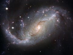 Obraz przedstawiający galaktykę NGC 1672 i gwiazdy we wszechświecie. (Źródło zdjęcia: WikiImages - Pixabay)