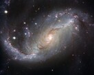Obraz przedstawiający galaktykę NGC 1672 i gwiazdy we wszechświecie. (Źródło zdjęcia: WikiImages - Pixabay)