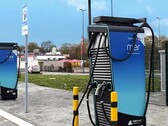Dwie publiczne ładowarki pojazdów elektrycznych w Wielkiej Brytanii (źródło zdjęcia: Mer UK)