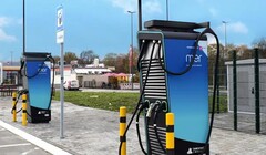 Dwie publiczne ładowarki pojazdów elektrycznych w Wielkiej Brytanii (źródło zdjęcia: Mer UK)