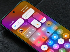 Wersja beta systemu HyperOS 4 została udostępniona na pierwszej grupie kwalifikujących się urządzeń. Na zdjęciu: nowa stylistyka Xiaomi przypominająca szkło płynne, zaprezentowana w centrum sterowania. 