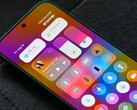 Wersja beta systemu HyperOS 4 została udostępniona na pierwszej grupie kwalifikujących się urządzeń. Na zdjęciu: nowa stylistyka Xiaomi przypominająca szkło płynne, zaprezentowana w centrum sterowania.