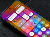 Wersja beta systemu HyperOS 4 została udostępniona na pierwszej grupie kwalifikujących się urządzeń. Na zdjęciu: nowa stylistyka Xiaomi przypominająca szkło płynne, zaprezentowana w centrum sterowania. 