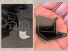 Logo Notebookcheck na akrylu (po lewej) za pomocą lasera diodowego i wycięte (po prawej) za pomocą lasera światłowodowego.