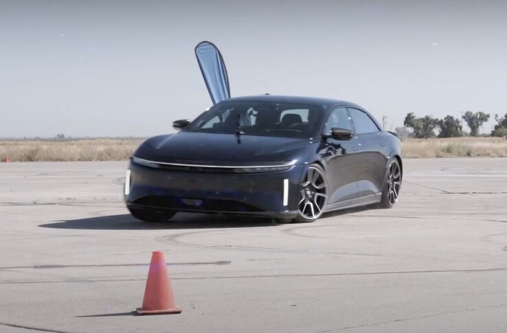 Lucid Air Sapphire z łatwością pokonuje Model S Plaid w U-drag. (Źródło zdjęcia: Edmunds Cars via YouTube)