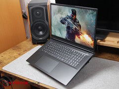 XMG Apex 17 (M25) z grą Crysis na wyświetlaczu