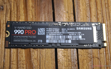 Z przodu pod naklejką widać kontroler, pamięć RAM DDR4 i V-NAND.