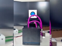 Urządzenie Steam Machine zmodyfikowane przy użyciu elementów chłodzenia wodnego.