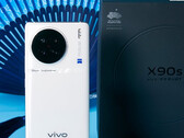 Vivo X90s w białej wersji kolorystycznej. (Źródło zdjęcia: Vivo)
