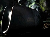 Na przyciemnionym zdjęciu widoczna jest stacja ładująca do urządzenia 8BitDo Pro 3 w edycji Tomb Raider.