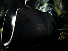 Na przyciemnionym zdjęciu widoczna jest stacja ładująca do urządzenia 8BitDo Pro 3 w edycji Tomb Raider.
