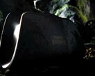 Na przyciemnionym zdjęciu widoczna jest stacja ładująca do urządzenia 8BitDo Pro 3 w edycji Tomb Raider.
