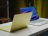 Laptop Apple MacBook Neo waży 2,7 funta (1,23 kg), natomiast Lenovo IdeaPad Slim 5x waży 3,3 funta (1,48 kg).