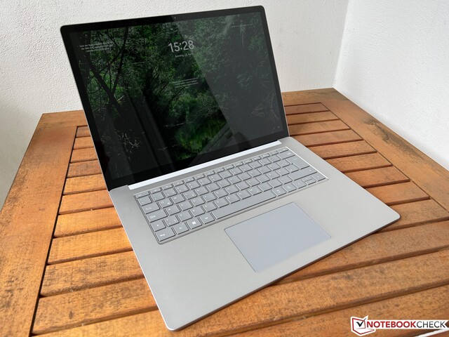 15-calowy Surface Laptop ma wspaniały wyświetlacz, który jest prawie tak ostry, jak to, co oferuje nowy Air (źródło obrazu: Notebookcheck)