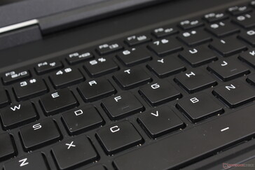 Sprzężenie zwrotne klawiszy jest twardsze i głośniejsze niż w większości innych laptopów