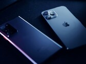 Niemal co drugi sprzedawany smartfon pochodzi od Apple lub Samsunga.