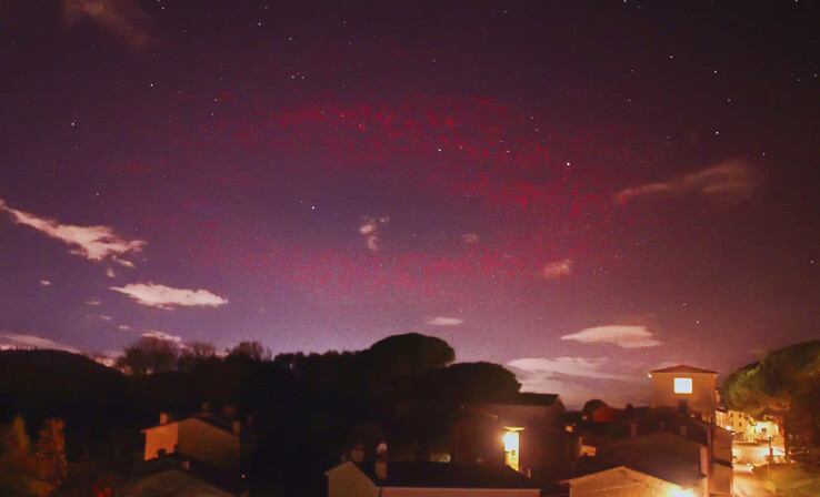 Zdjęcie przedstawiające czerwone halo wykonane przez Valtera Binotto 17 listopada. (Źródło zdjęcia: Valter Binotto)