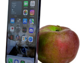 Bateria w Apple iPhone 14 Pro wytrzymuje mniej więcej tyle samo czasu, co w poprzednim modelu. (Źródło obrazu: NotebookCheck)
