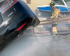 Strażak z Sacramento gaszący Teslę (zdjęcie: SFD)