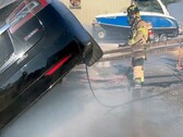 Strażak z Sacramento gaszący Teslę (zdjęcie: SFD)