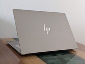 Nowy model OmniBook Ultra 14 jest wyposażony w ulepszony wyświetlacz OLED o częstotliwości odświeżania 120 Hz zamiast pierwotnego wyświetlacza IPS o częstotliwości 60 Hz