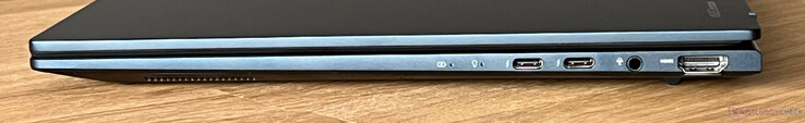 Po prawej: 2x USB-C 4.0 z Thunderbolt 4 (40 GBit/s, DisplayPort, Power Delivery), 3,5-mm audio, HDMI 2.1