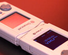 8BitMods VMU Pro oferuje również ładowanie przez USB Type-C. (Źródło obrazu: 8BitMods)