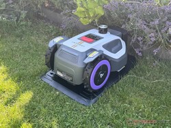 Anthbot M9 Pro na stacji ładującej.