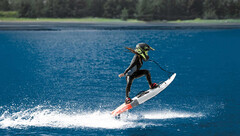 E-surfboard Cyrusher Thunders ma silnik o mocy szczytowej 10 kW. (Źródło zdjęcia: Cyrusher)