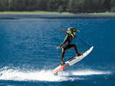 E-surfboard Cyrusher Thunders ma silnik o mocy szczytowej 10 kW. (Źródło zdjęcia: Cyrusher)