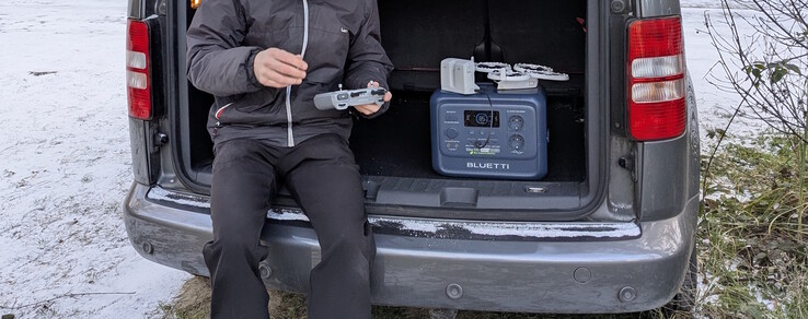 Ładowanie baterii drona w podróży