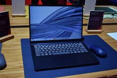 Lenovo IdeaPad Vibe 14 w kolorze Moody Blue.